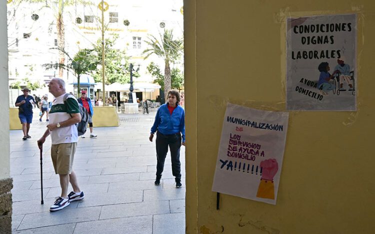 Restos de una pasada protesta de la plantilla en los bajos del Ayuntamiento / FOTO: Eulogio García