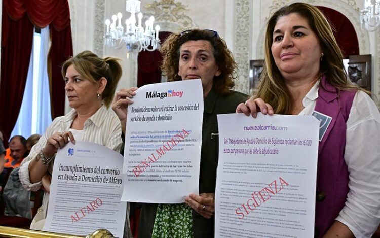 Trabajadoras advirtiendo con carteles de la sospechosa Óbolo en el pleno de mayo / FOTO: Eulogio García