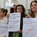 Trabajadoras advirtiendo con carteles de la sospechosa Óbolo en el pleno de mayo / FOTO: Eulogio García