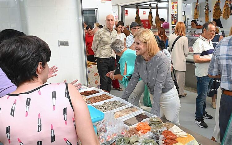 La alcaldesa saluda a los placeros / FOTO: Ayto.