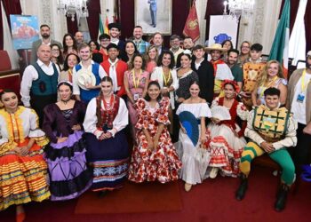 Posado en el salón de plenos tras la recepción de los grupos / FOTO: Eulogio García