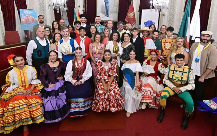 Posado en el salón de plenos tras la recepción de los grupos / FOTO: Eulogio García