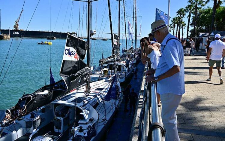 Asomados a los barcos atracados en el paseo de Astilleros / FOTO: Eulogio García