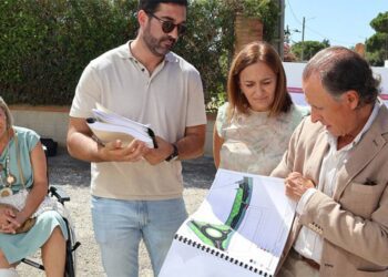 El alcalde presenta el proyecto de obras a vecinos a pie de carretera / FOTO: Ayto.