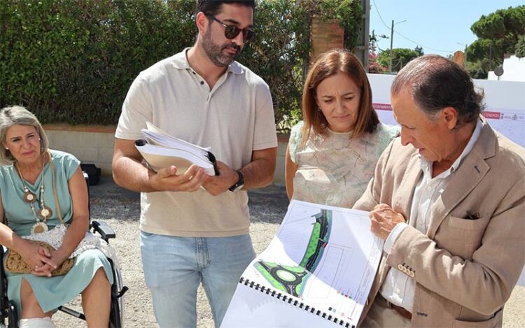 El alcalde presenta el proyecto de obras a vecinos a pie de carretera / FOTO: Ayto.