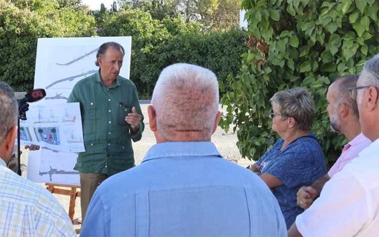 Román explica la futura actuación a vecinos / FOTO: Ayto.