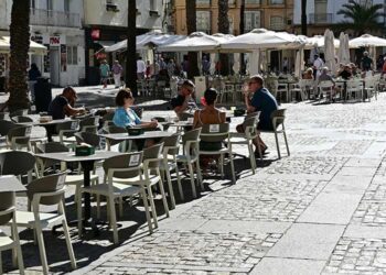 Terraza a medio gas en la capital gaditana en una mañana de agosto / FOTO: Eulogio García