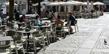 Terraza a medio gas en la capital gaditana en una mañana de agosto / FOTO: Eulogio García