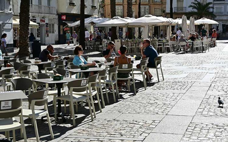 Terraza a medio gas en la capital gaditana en una mañana de agosto / FOTO: Eulogio García