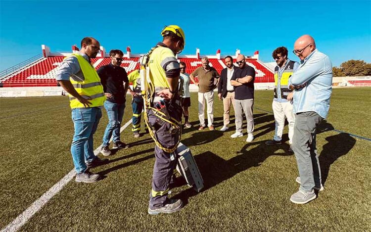 La comitiva del alcalde alrededor de un foco / FOTO: Ayto.