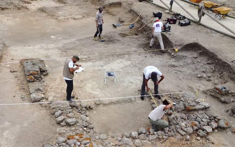 Trabajando sobre el terreno / FOTO: UCA