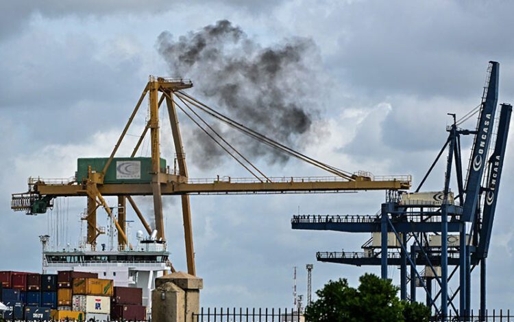 Humos en la actual terminal de contenedores / FOTO: Eulogio García