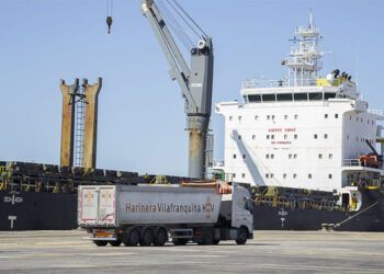 Uno de los buques operando en La Cabezuela / FOTO: APBC