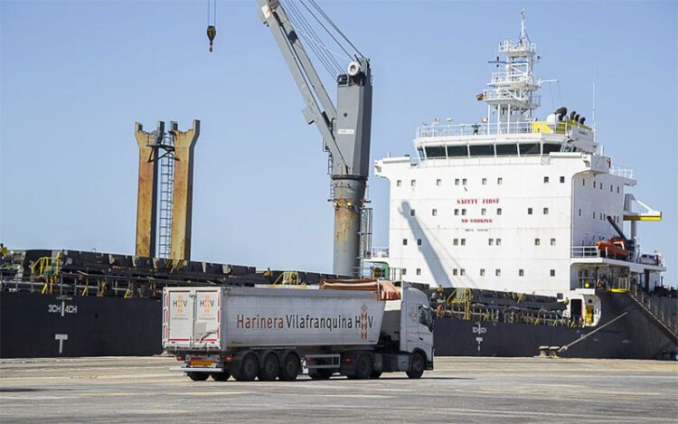 Uno de los buques operando en La Cabezuela / FOTO: APBC