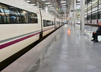Un Alvia esperando en la estación de Cádiz / FOTO: Eulogio García