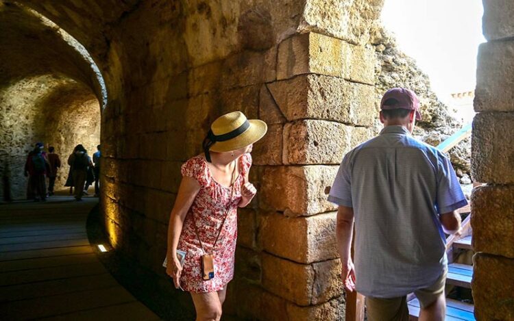 Turistas de visita al interior del Teatro Romano / FOTO: Eulogio García