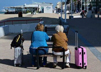 Turistas esperando en el paseo marítimo de Cádiz / FOTO: Eulogio García