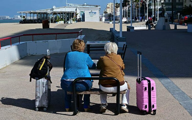 Turistas esperando en el paseo marítimo de Cádiz / FOTO: Eulogio García
