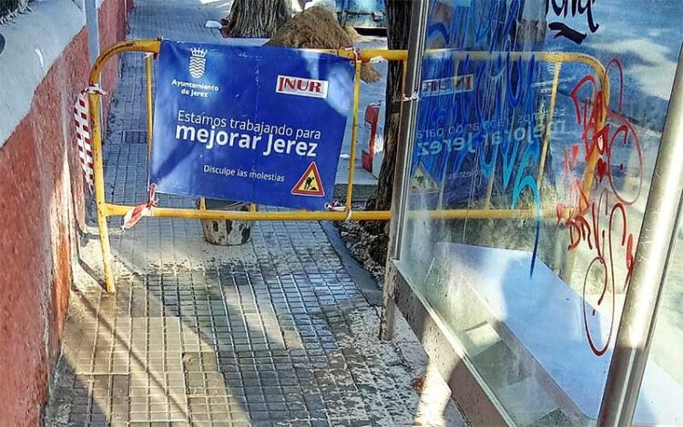 Valla del Ayuntamiento avisando de una obra municipal / FOTO: Ayto.