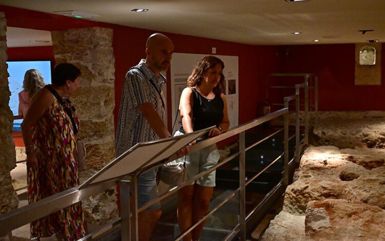 Primeros visitantes del yacimiento reabierto / FOTO: Eulogio García