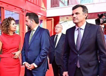El alcalde acompaña a la ministra y el delegado de la Zona Franca en la visita a Incubazul / FOTO: Eulogio García