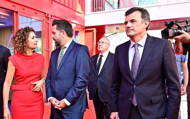 El alcalde acompaña a la ministra y el delegado de la Zona Franca en la visita a Incubazul / FOTO: Eulogio García