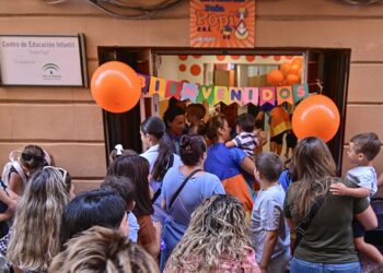 Padres y pequeños se despiden en un centro de la capital / FOTO: Eulogio García