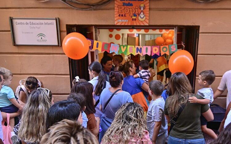 Padres y pequeños se despiden en un centro de la capital / FOTO: Eulogio García