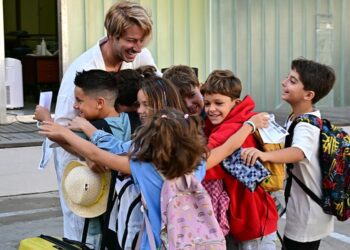 Feliz reencuentro con el profe en el colegio Reyes Católicos de la capital / FOTO: Eulogio García