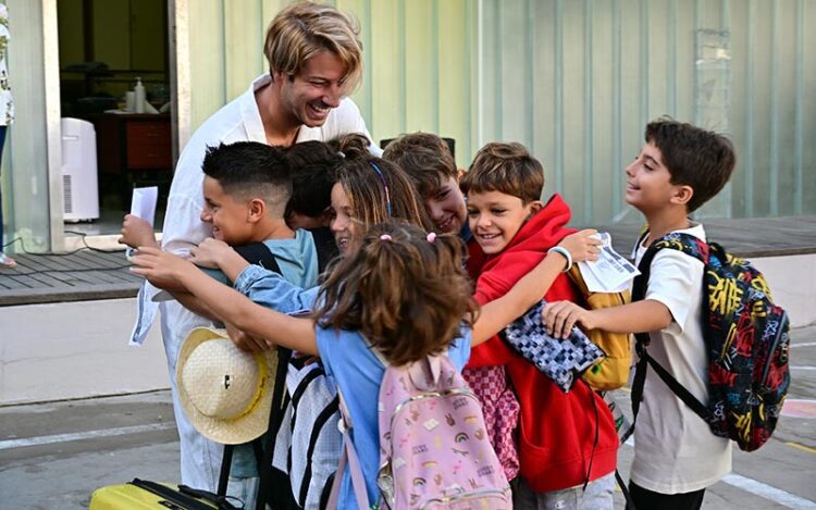Feliz reencuentro con el profe en el colegio Reyes Católicos de la capital / FOTO: Eulogio García
