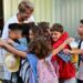 Feliz reencuentro con el profe en el colegio Reyes Católicos de la capital / FOTO: Eulogio García