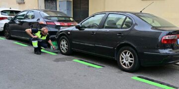 Personal de Emasa pintando la zona verde en La Laguna meses atrás / FOTO: Eulogio García