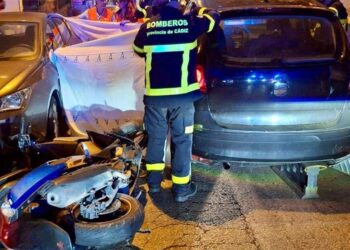 Los bomberos actuando en la liberación del motorista / FOTO: CBPC