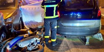 Los bomberos actuando en la liberación del motorista / FOTO: CBPC
