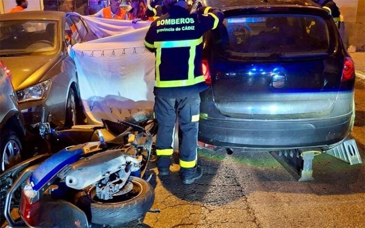 Los bomberos actuando en la liberación del motorista / FOTO: CBPC