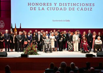 Foto final con distinguidos y Corporación / FOTO: Eulogio García