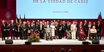 Foto final con distinguidos y Corporación / FOTO: Eulogio García