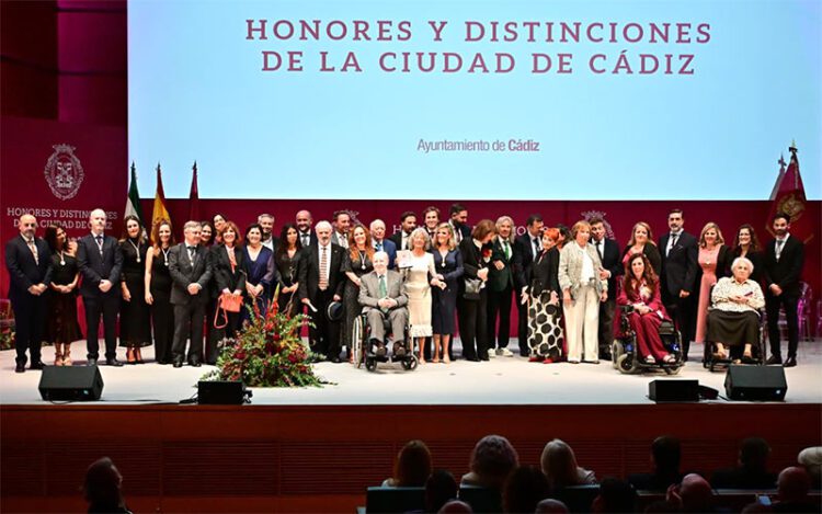 Foto final con distinguidos y Corporación / FOTO: Eulogio García