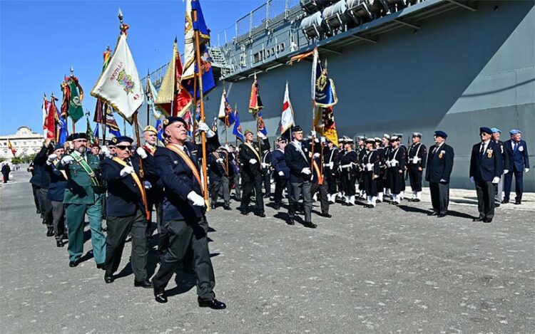 Veteranos desfilando durante la ceremonia / FOTO: Eulogio García