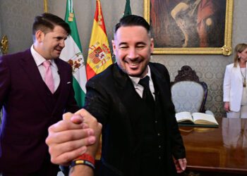 Andrés Morales, con Lucas a su espalda, saluda en la recepción en Diputación en 2024 / FOTO: Eulogio García