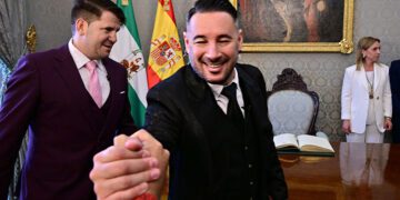 Andrés Morales, con Lucas a su espalda, saluda en la recepción en Diputación en 2024 / FOTO: Eulogio García