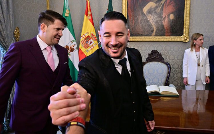 Andrés Morales, con Lucas a su espalda, saluda en la recepción en Diputación en 2024 / FOTO: Eulogio García
