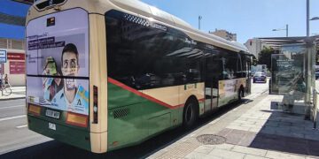 Uno de los autobuses polémicos en servicio / FOTO: Eulogio García