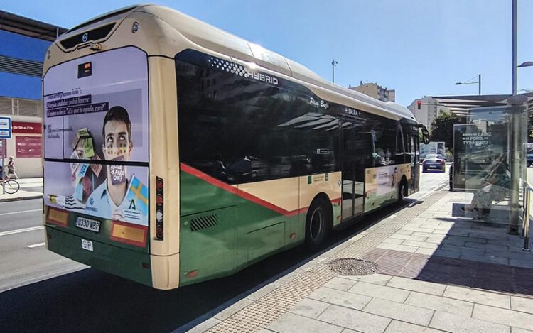 Uno de los autobuses polémicos en servicio / FOTO: Eulogio García