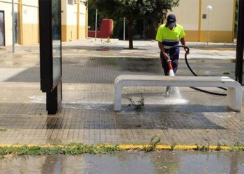 Baldeando una plazoleta de la Villa / FOTO: Ayto.