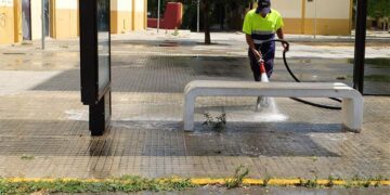 Baldeando una plazoleta de la Villa / FOTO: Ayto.