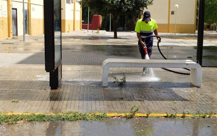 Baldeando una plazoleta de la Villa / FOTO: Ayto.