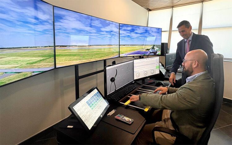 El alcalde toqueteando uno de los simuladores / FOTO: Ayto.