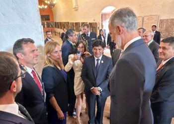 El rey de España saluda al alcalde gaditano y la presidenta de la Diputación / FOTO: Ayto.