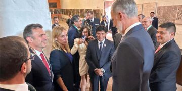 El rey de España saluda al alcalde gaditano y la presidenta de la Diputación / FOTO: Ayto.